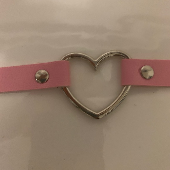 Pink heart faux leather choker - Picture 3 of 3
